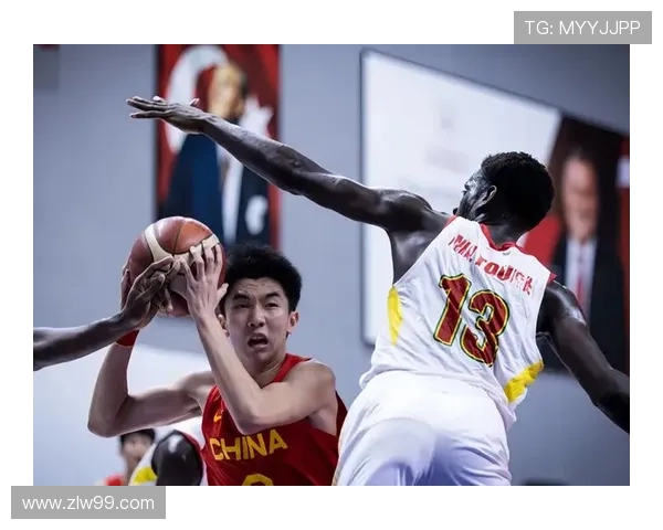 中国男篮迎战澳大利亚队备战世界杯 战术调整与球员状态成焦点